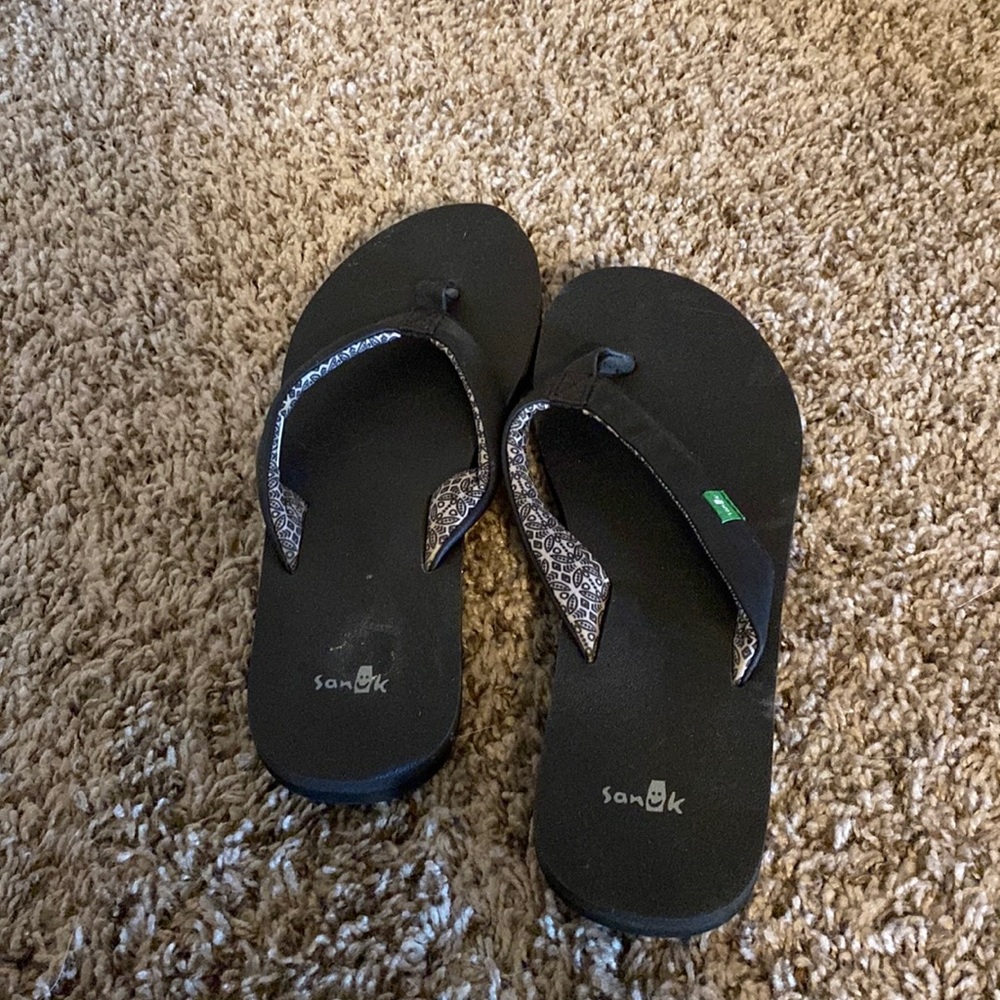 Womens Sanuk Flip Flops, black, size 8, barely worn.